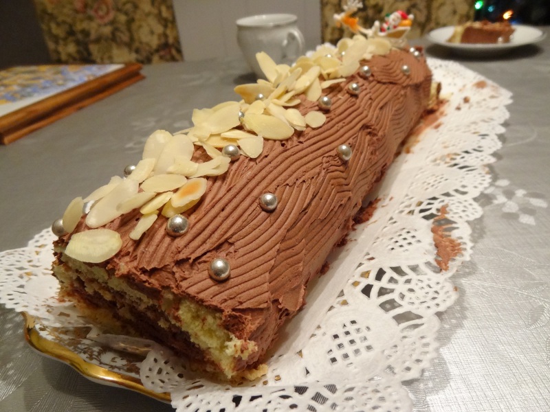 Bûche De Noël Au Chocolat Gâteau De Noël Et Décoration De Noël Sur