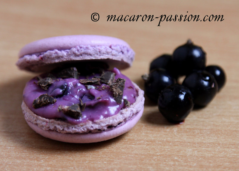 Macaron cassis et chocolat croquant à la violette