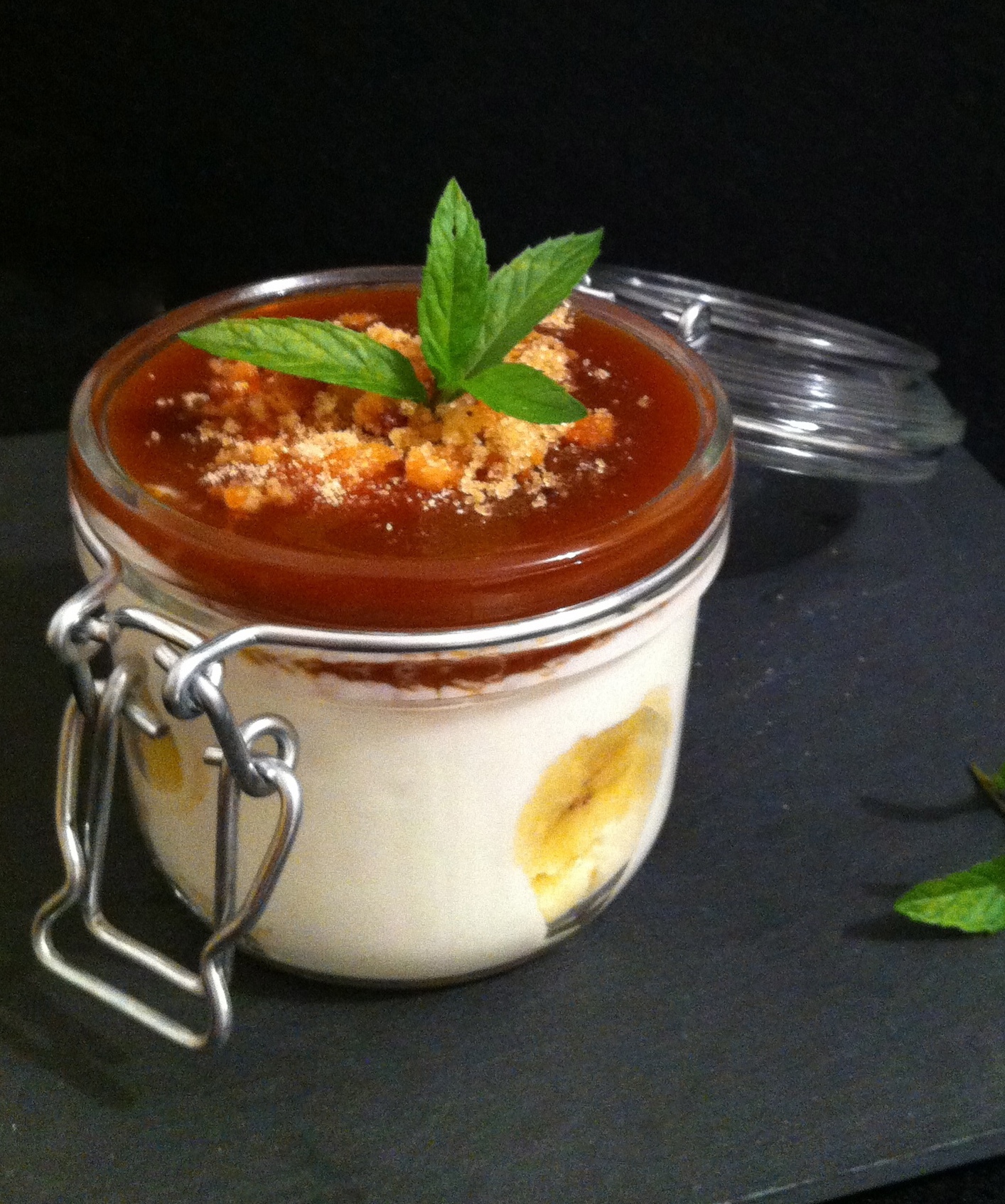 Verrine banane, fromage blanc, caramel, crumble